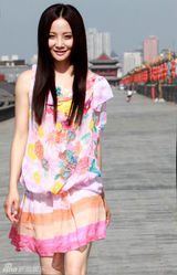 组图：陶红写真花裙飘逸明艳动人