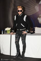 组图：G-Dragon权志龙黑超拄拐 自称龙龙狂卖萌