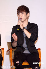 组图：SHINee抵台会粉丝 记者会破冰雕庆功