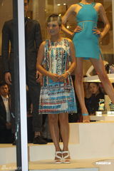 组图：赵薇助阵品牌新店开业 短裙绚丽温柔大方