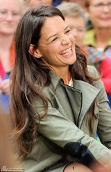 组图：35岁前阿汤嫂白发丛生 录早安美国秀长腿