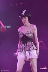 组图：周慧敏香港开唱 超短裙上阵扮少女