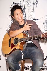 幻灯：韦礼安未发片气势惊人 受访难掩紧张生涩