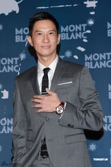 组图：梁咏琪婚后走秀短裙秀美腿 佩戴钻戒曝光