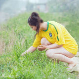 幻灯图：芙蓉姐姐穿巴西队服 捧大力神杯拍写真