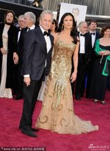 组图：凯瑟琳-泽塔琼斯携老公道格拉斯秀恩爱