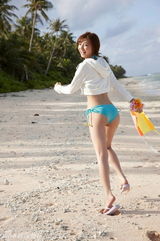 组图：筱田麻里子各式比基尼上阵 大秀蛮腰美腿