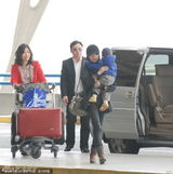 幻灯图：董洁素颜现身机场 怀抱爱子尽显母爱