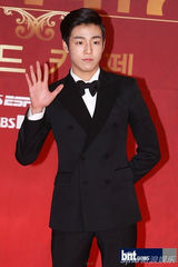 组图：《2012SBS演技大赏》孙贤株夺魁