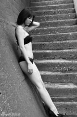 组图：日本模特杉本有美黑白沙滩写真