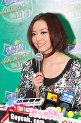 高清图：张靓颖短发造型亮相 揽获三项大奖风头最劲