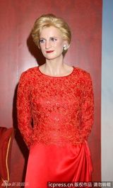 组图：威廉凯特庆纸婚推蜡像 戴安娜蜡像首披红装