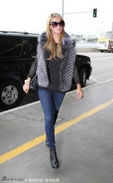 组图：希尔顿墨镜皮草装亮相 V字手势大方任拍