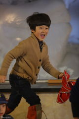 组图：《爸爸》雪乡抢先看 萌娃玩雪脸蛋红扑扑