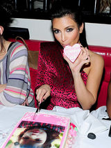 幻灯组图：麦当娜夜游伦敦 金-卡戴珊庆生