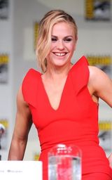 高清图：《真爱如血》剧组亮相 帕奎因红衣性感