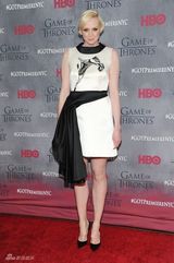 组图：《权力游戏》开播红毯 龙女俏皮瑟曦冷艳