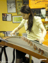 幻灯图集：汪圆圆何傲儿扮古典美人 苦练古筝琵琶