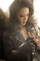 组图：演员周显欣秋日冶艳朋克风写真