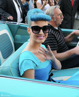 组图：凯蒂佩里蓝发爆乳似芭比 斗鸡眼表情鬼马