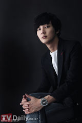 组图：尹施允曝与朴信惠对戏仿佛真恋爱