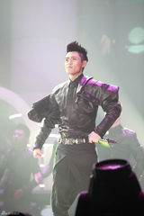 组图：TOP榜歌手祈福雅安 李宇春获全能艺人