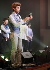 高清组图：韩组合2PM歌迷会互动 帅气秀劲歌热舞