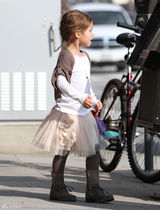 高清组图：杰西卡-阿尔芭街拍白色毛衣搭配长靴