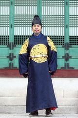 高清组图：朱智勋拍《我是王》穿古装显气势