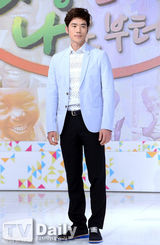 组图：金雅中等捧场慈善节目 SISTAR孝琳落泪