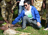 李健非洲助养猎豹孤儿 联合国提出环保倡议(图)