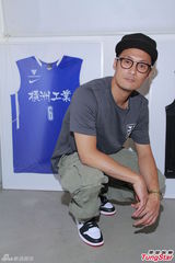 组图：余文乐周柏豪力证兄弟情 领军球队办展览