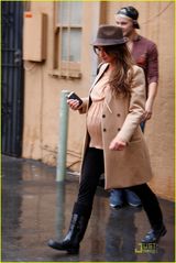 组图：佩内洛普克鲁兹购物走后门 大衣难掩大肚