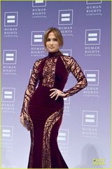 组图：洛佩兹镂空装亮相晚宴 挺翘臀美艳似人鱼