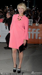 组图：艾玛新片首映掉鞋 布鲁斯南搀其下台