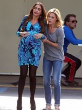 组图：《摩登家庭》片场 蓝裙索菲亚大肚仍美