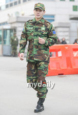 组图：韩国演员温朱万3日上午退伍 结束军队生活