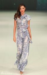 组图：奥兰多娇妻米兰达-可儿性感走秀妩媚多姿