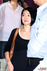 小S证人身份被传唤 神色疲惫白色肩带外露(图)