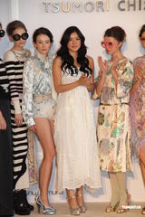 组图：乐基儿出席时装秀 称无生子压力黎明不急