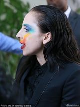 组图：LadyGaga中空秀八字奶 脸上涂鸦鬼魅十足