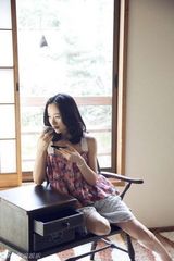 组图：江一燕日本时尚秋意写真 轻灵恬淡幽然绽放