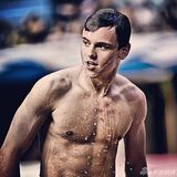 组图：英跳水正太曝海量生活照 秀腹肌吐舌卖萌