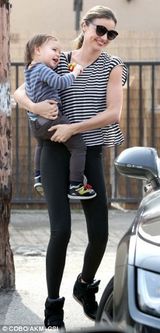 组图：米兰达抱子亲子装现身 小帅哥开心举玩具