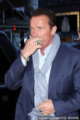 组图：施瓦辛格亮相纽约街头优雅绅士