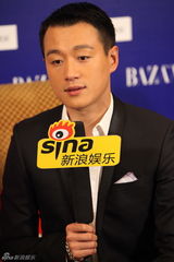 组图：佟大为亮相明星慈善夜 开心入围金马奖