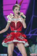 组图：蔡依林圣诞爆乳装抢镜 又唱又跳秀美腿