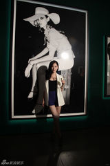 组图：熊乃瑾亮相时尚摄影展 拼色装扮简洁干练