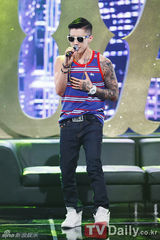 组图：韩女团不顾禁令着暴露舞台装献热舞