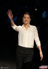 高清图：巩俐白衣黑裤亮相时装周 透露筹备新作